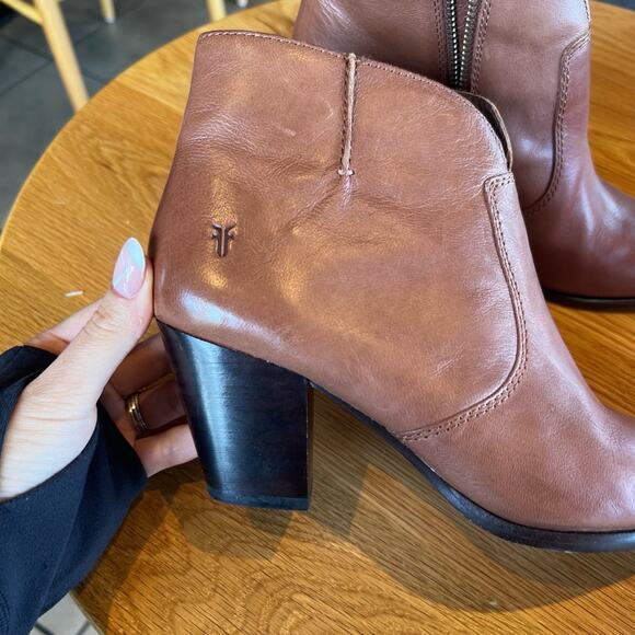 Frye Jennifer Ankle Boots Womens 7.5 Brown Block Heel Pointed Toe Chic - Picture 3 of 9